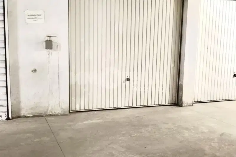 Garage in Sofia, Centyr