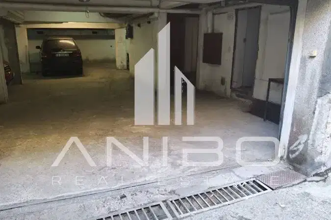 Garage in Varna, Centyr