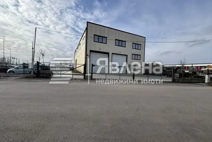 Склад в София, Враждебна