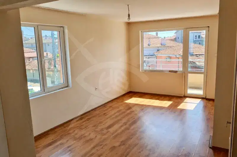 Two-room apartment 75 sq m in Aytos with terrace