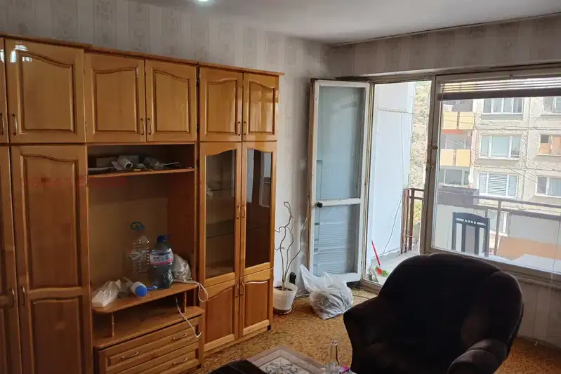 Двустаен апартамент в Бобов дол с панелно строителство