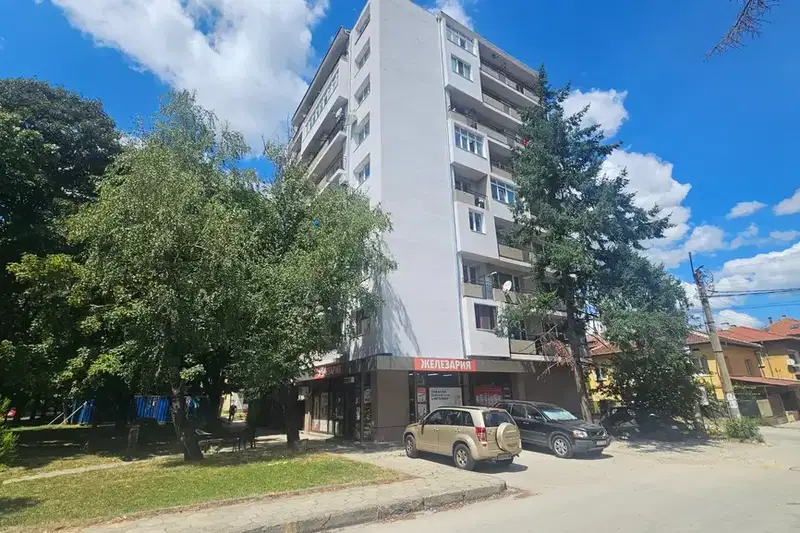 Тристаен апартамент в Ботевград до болницата