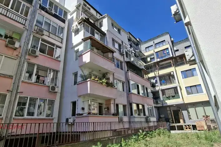 Тристаен апартамент с две тераси в Изгрев, Бургас