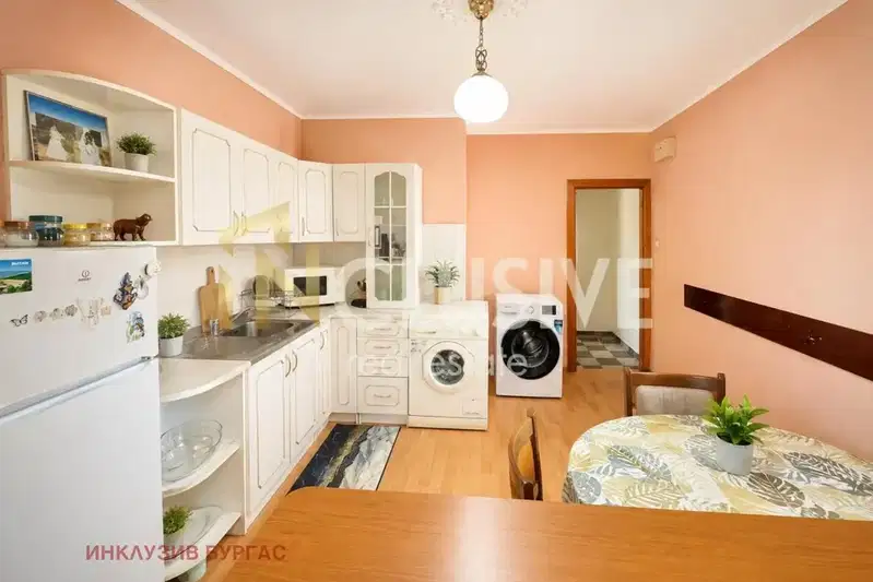 Four-room apartment in Izgrev, Burgas with renovation potential