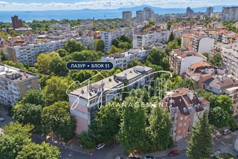 Three-room apartment with two bedrooms in Lazur, Burgas