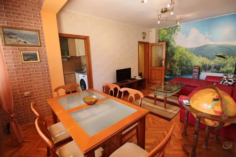 Three-room apartment in Lazur, Burgas with convenient location