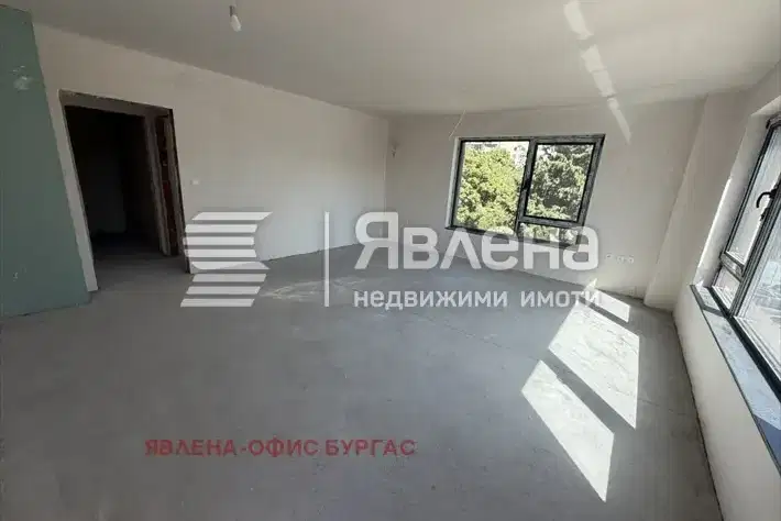 Тристаен апартамент с тераса в Славейков, Бургас