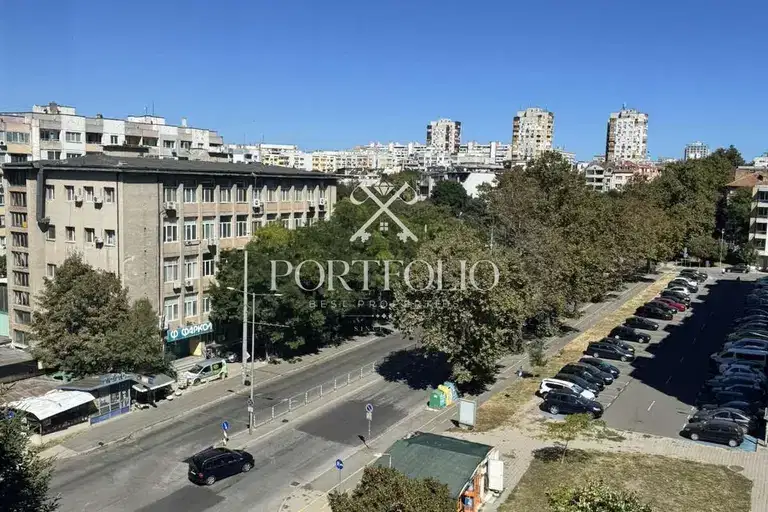 Многостаен апартамент с 4 стаи в Възраждане, Бургас на висок етаж