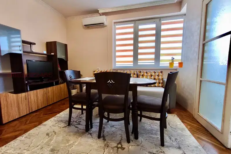 Three-room apartment in Vazrazhdane, Burgas with air conditioning
