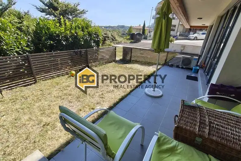 Three-room apartment with yard on the first line in Byala