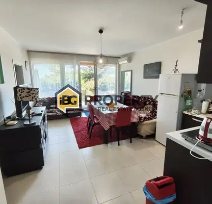 Photo 5 — Three-room apartment with yard on the first line in Byala