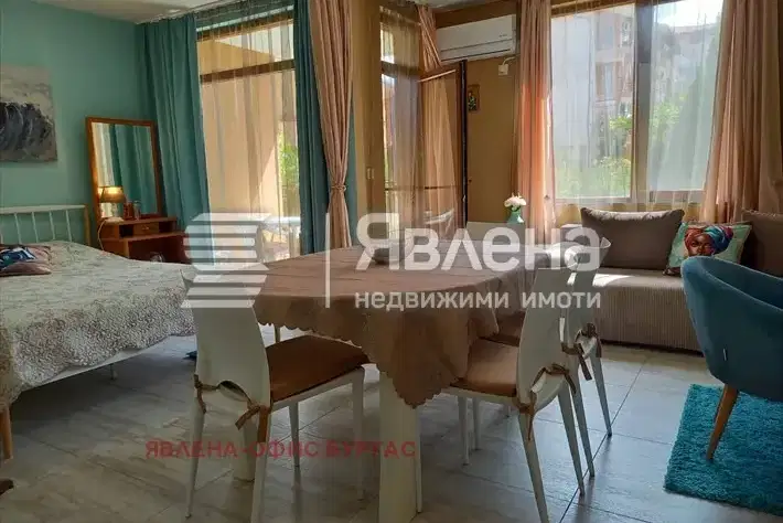 Просторно 1-стайно студио в Царево с тераса и басейн