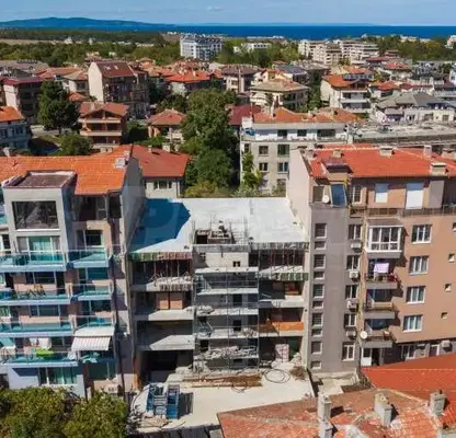 Снимка 5 — Тристаен апартамент в Царево с две тераси и асансьор