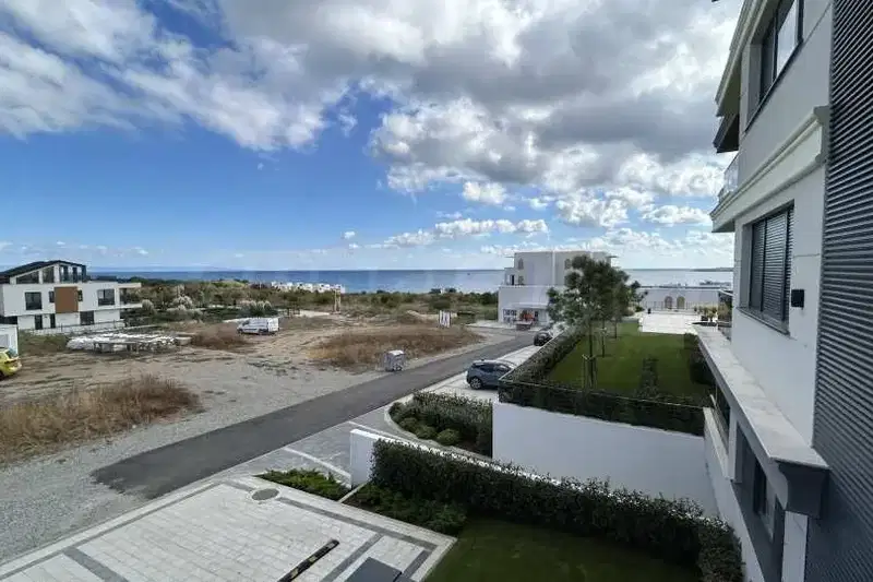 Three-room apartment with terrace and sea view in Chernomorets