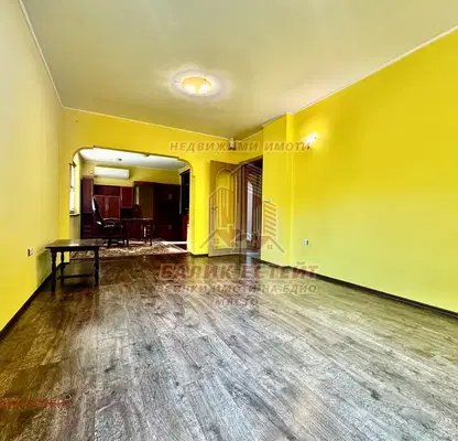 Снимка 3 — Тристаен апартамент 116 кв.м. в Центъра на Добрич с балкони