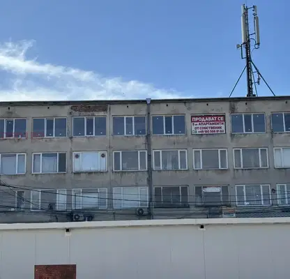 Снимка 2 — Апартамент с 3 стаи на последен етаж в центъра на Исперих