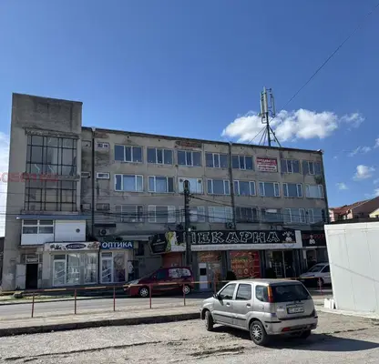 Снимка 3 — Апартамент с 3 стаи на последен етаж в центъра на Исперих