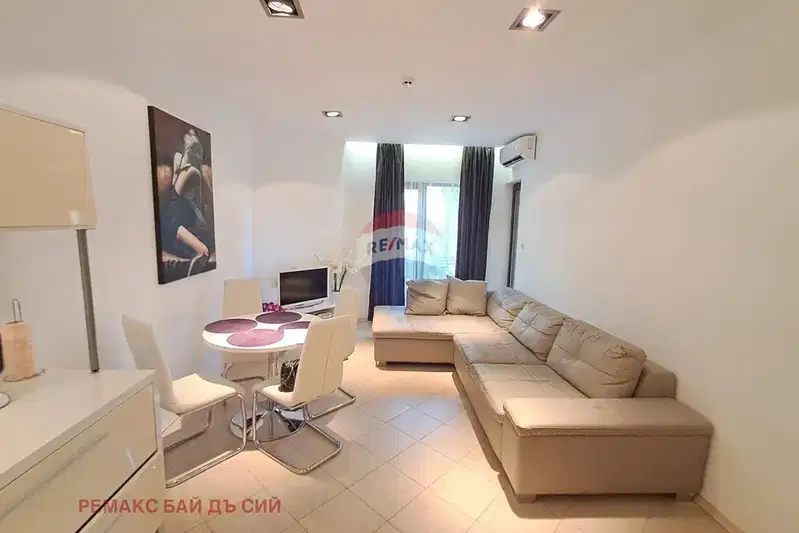 Two-room apartment in Zlatni Pyasatsi with terrace in gated complex