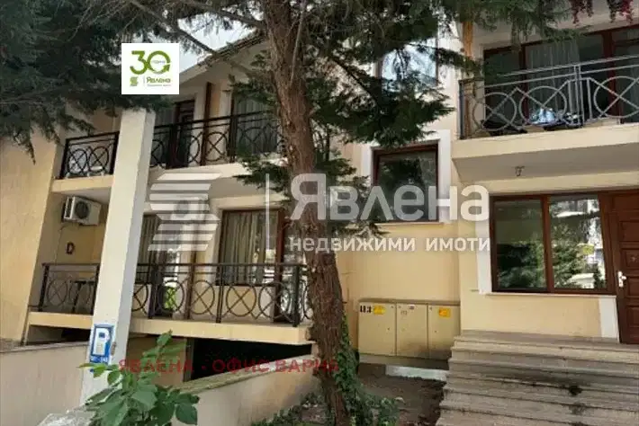 Three-room apartment with sea view in Zlatni Pyasatsi