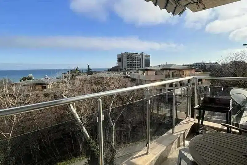 Тристаен апартамент с морска гледка в к.к. Златни пясъци