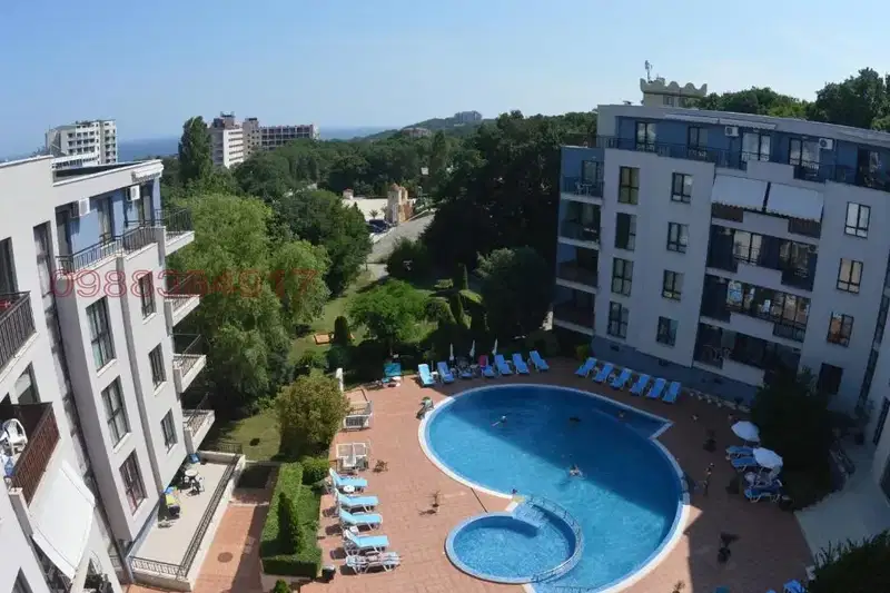 Three-room apartment with sea view in Zlatni Pyasatsi