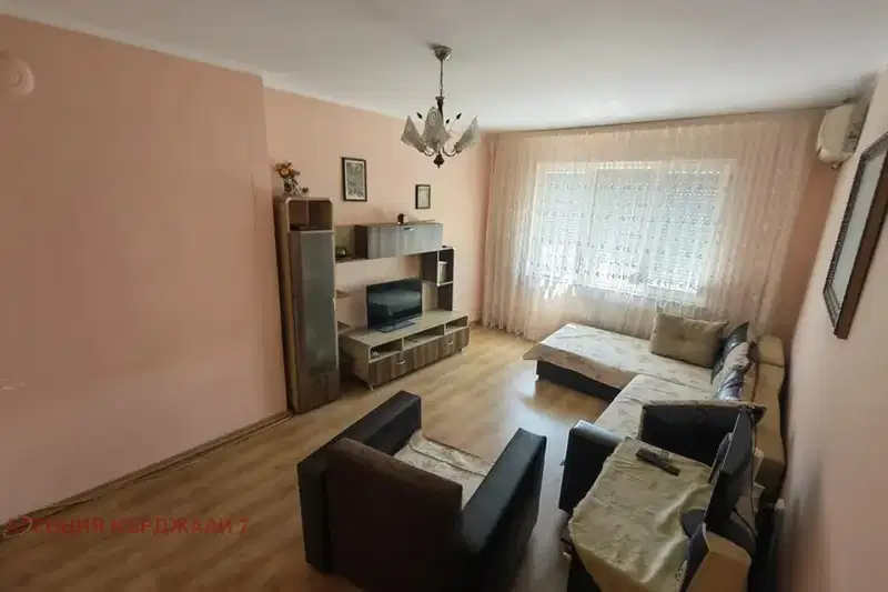 3-bedroom apartment in Kyrdjali, Vyzrojdenci