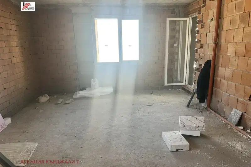 3-bedroom apartment in Kyrdjali, Vyzrojdenci