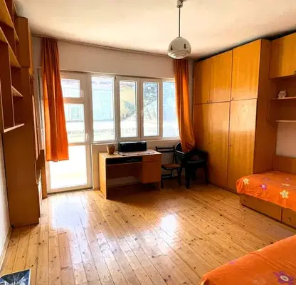 Photo 5 — Spacious 3-room apartment in Shirok Tsentar, Lovech with garage
