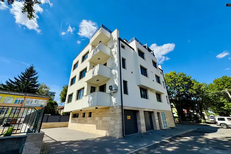 Spacious 3-room apartment in Shirok Tsentar, Montana