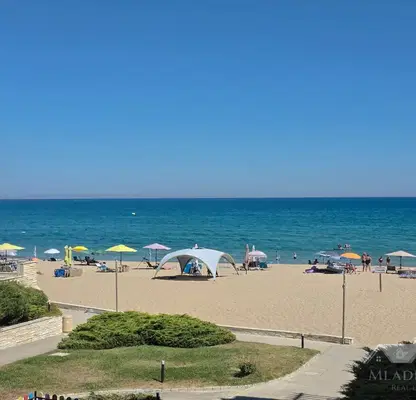 Снимка 2 — Двустаен апартамент с морска гледка в Обзор, първа линия море