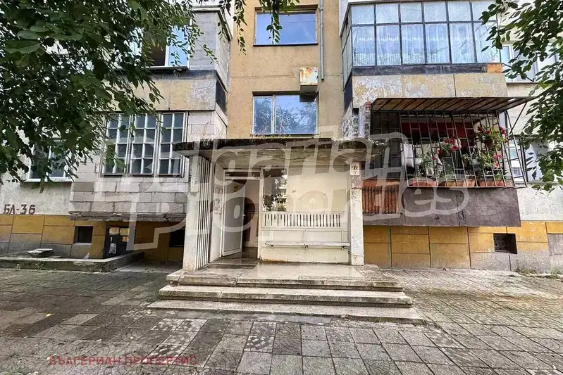 Двустаен апартамент с отделна кухня в Ладовица, Перник