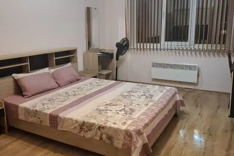 Тристаен апартамент в Широк център, Плевен с тераса