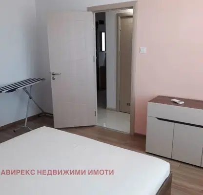 Снимка 5 — Тристаен апартамент в Център на Пловдив, 4-ти етаж