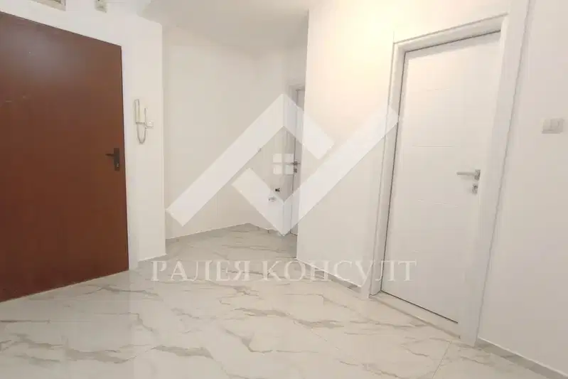 Spacious 3-room apartment in Kamenitsa 1 with large terrace