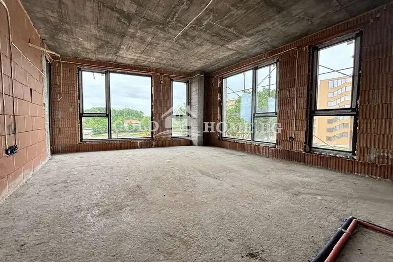 Three-room apartment in Karshiyaka with terrace and parking