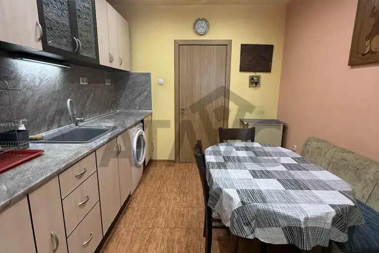 Тристаен апартамент с тераса в Кършияка, Пловдив