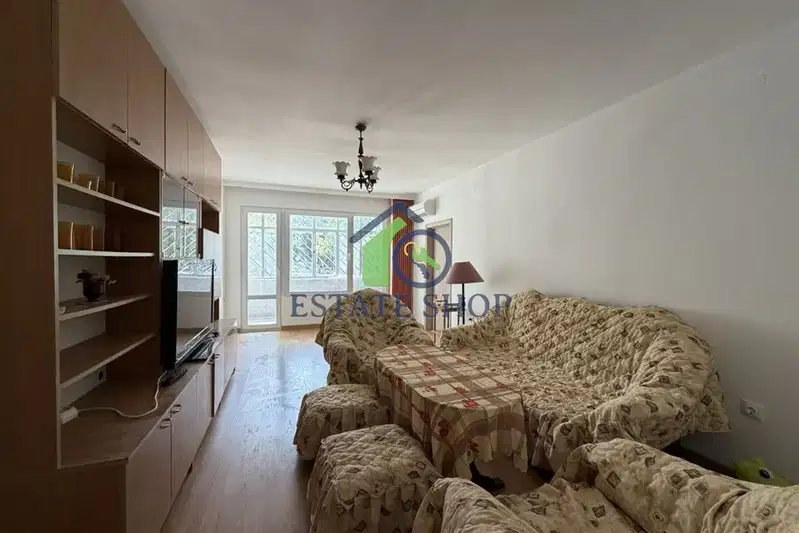 Three-room apartment in Kyuchuk Parizh with parking and elevator