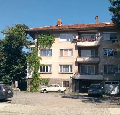Снимка 3 — Тристаен апартамент в Стария град на Пловдив с паркинг