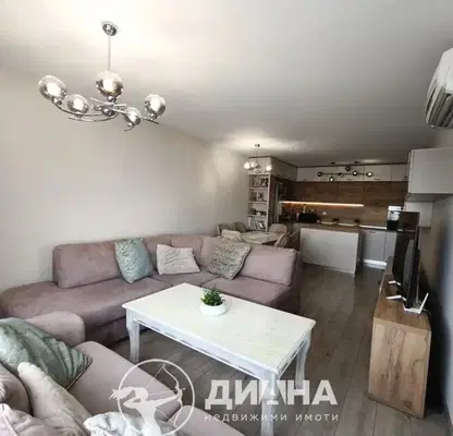 Снимка 2 — Четиристаен апартамент в Тракия с тераса и гледка към града