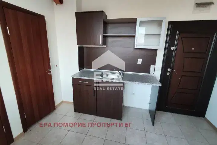 Студио апартамент 55 кв.м в Поморие с тераса и басейн