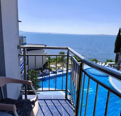 Снимка 2 — Двустаен апартамент с тераса и морска панорама в Поморие