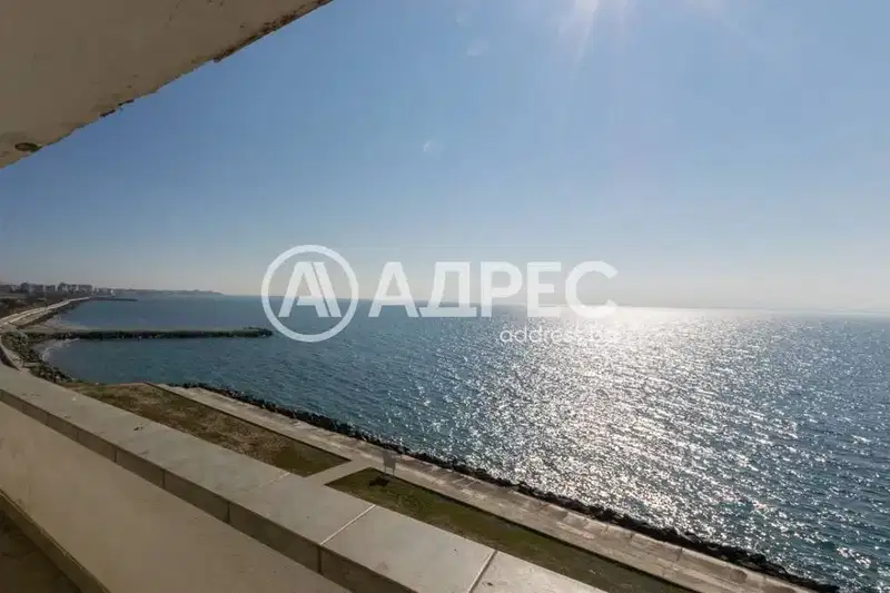 Three-room apartment with panoramic view in Pomorie
