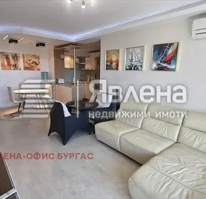 Снимка 2 — Тристаен апартамент в Поморие с тераса и гледка към двор