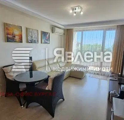 Снимка 3 — Тристаен апартамент в Поморие с тераса и гледка към двор