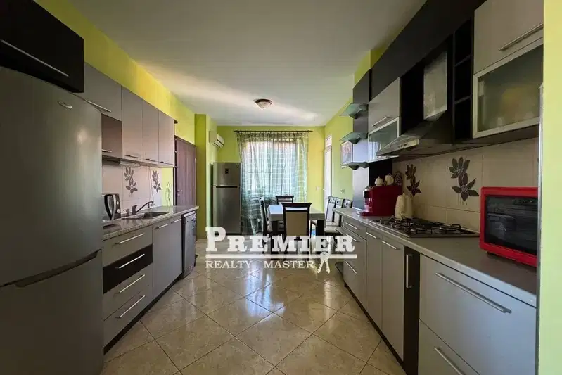 Spacious 4-room apartment in Pomorie with parking