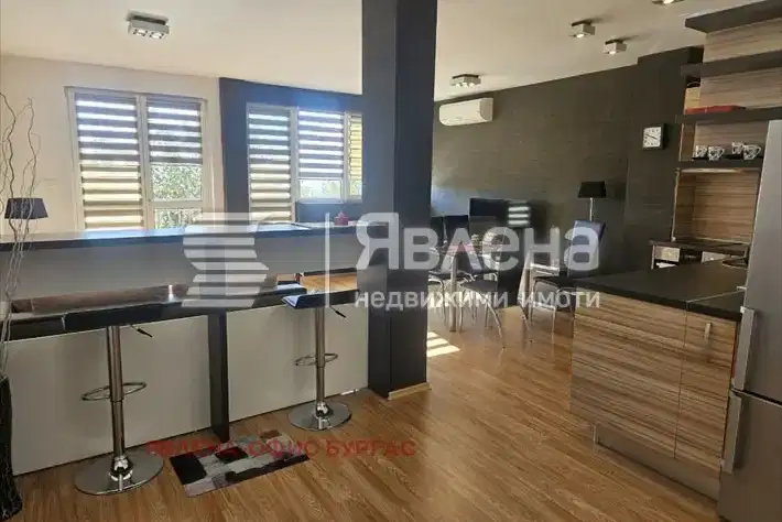 Тристаен апартамент с гледка море в центъра на Поморие