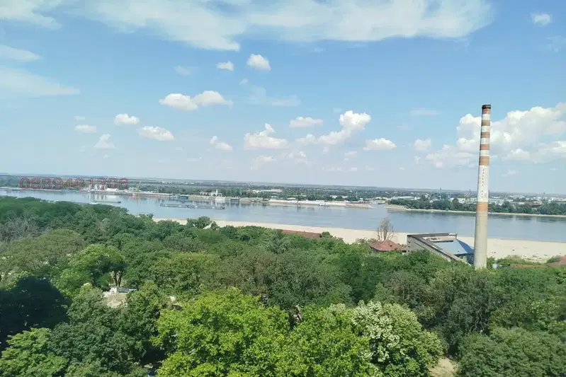 Просторен 2-стаен апартамент с панорамна тераса в Русе, Възраждане