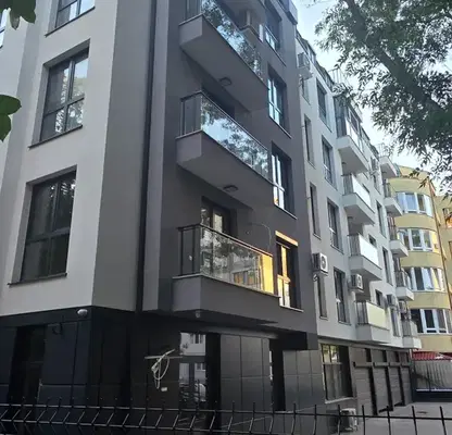 Снимка 3 — Тристаен апартамент в Центъра на Русе с две тераси