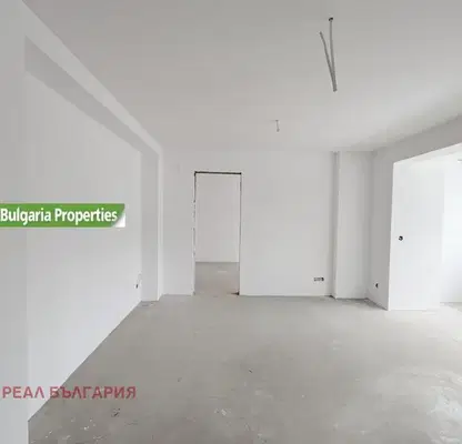 Снимка 2 — Двустаен апартамент в Широк център, Русе с паркинг