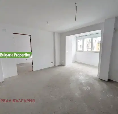 Снимка 3 — Двустаен апартамент в Широк център, Русе с паркинг